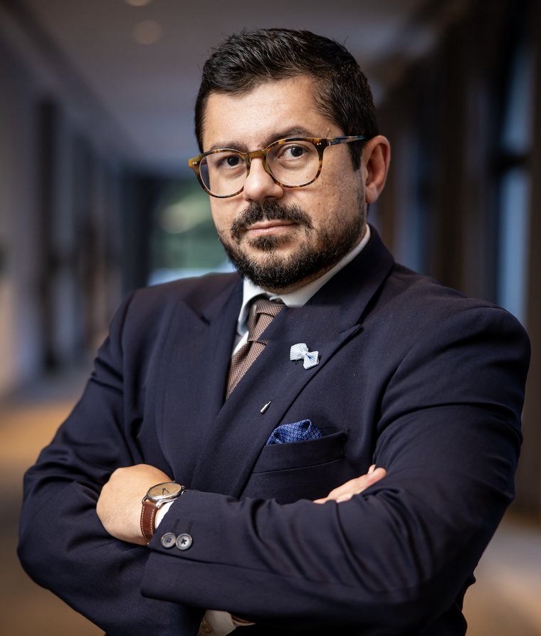 Retrato de Daniel Barile da Silveira, de terno azul-marinho e braços cruzados